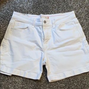 Size 8 white Levi 515 shorts